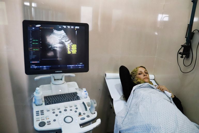 Fatima Arafa, a pregnant and displaced Palestinian woman, undergoes medical check up at Al-Helou hospital, in Gaza City, July 10, 2025. REUTERS/Ebrahim Hajjaj