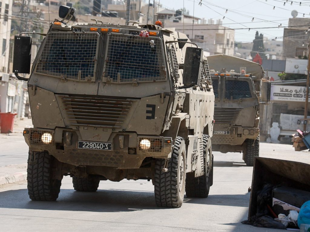 حملة اعتقالات واقتحامات إسرائيلية بأنحاء الضفة الغربية