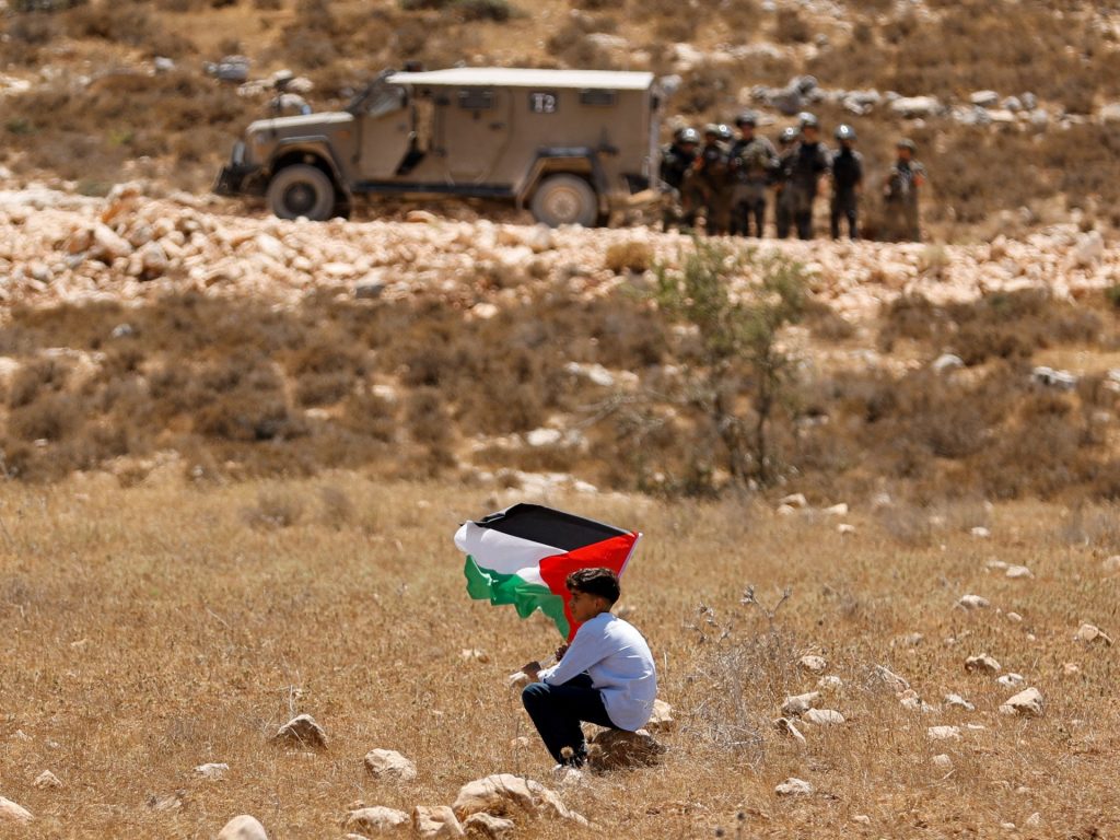 المستوطنون وجنود الاحتلال يعتدون على الفلسطينيين في الخليل وجنين ونابلس