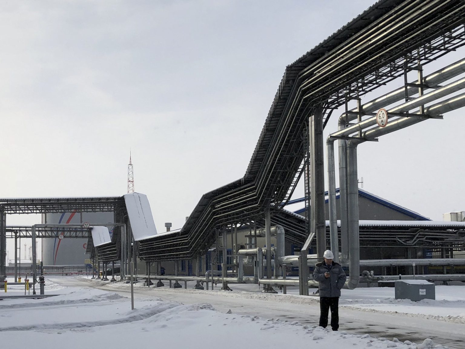 عقوبات أوروبية على قطاعي النفط والطاقة الروسيين وموسكو تقلل من آثارها