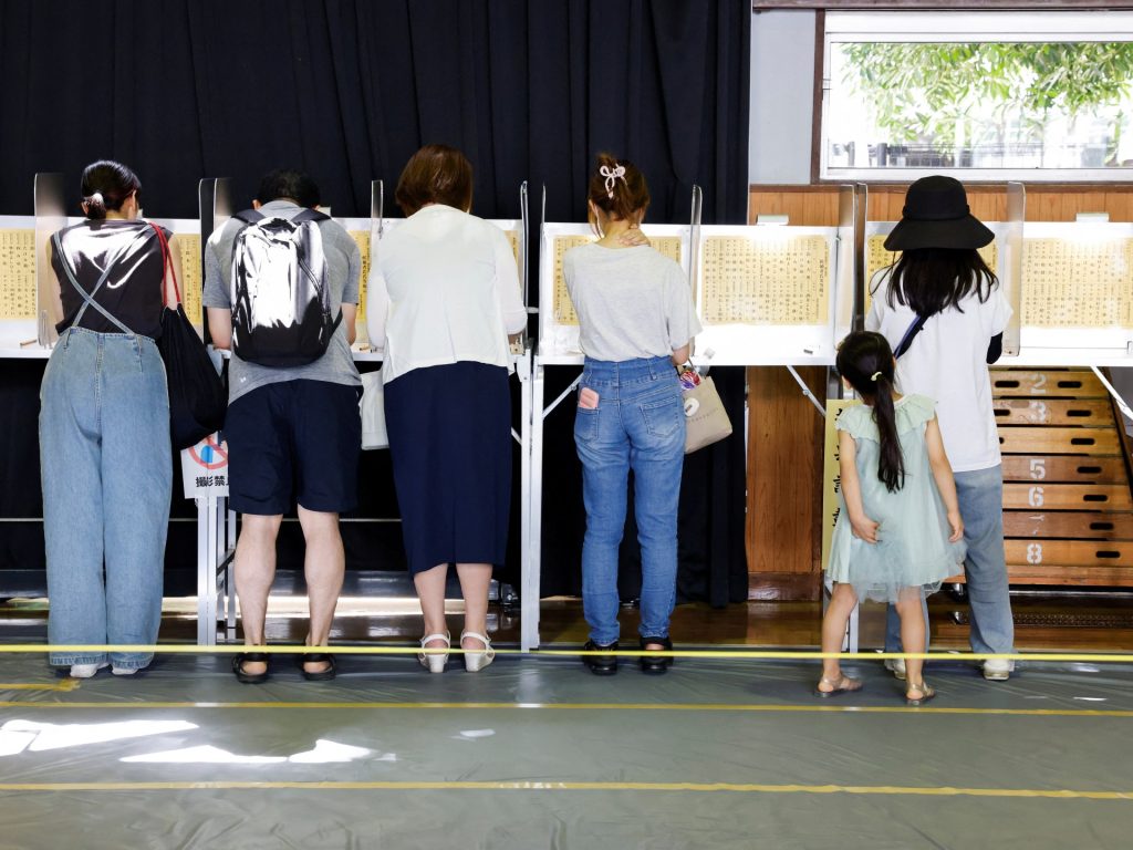 انتخابات يابانية اليوم تنذر برحيل رئيس الوزراء