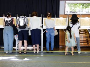 انتخابات يابانية اليوم تنذر برحيل رئيس الوزراء