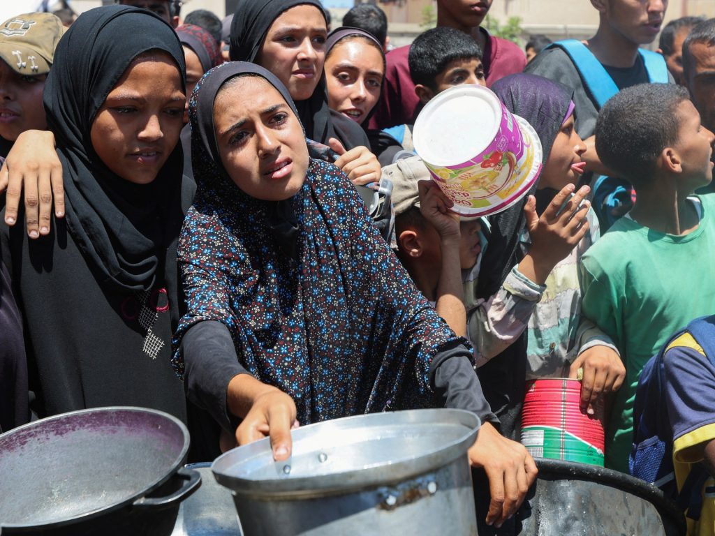 أطفال غزة بين الموت جوعا وأكل الرمال