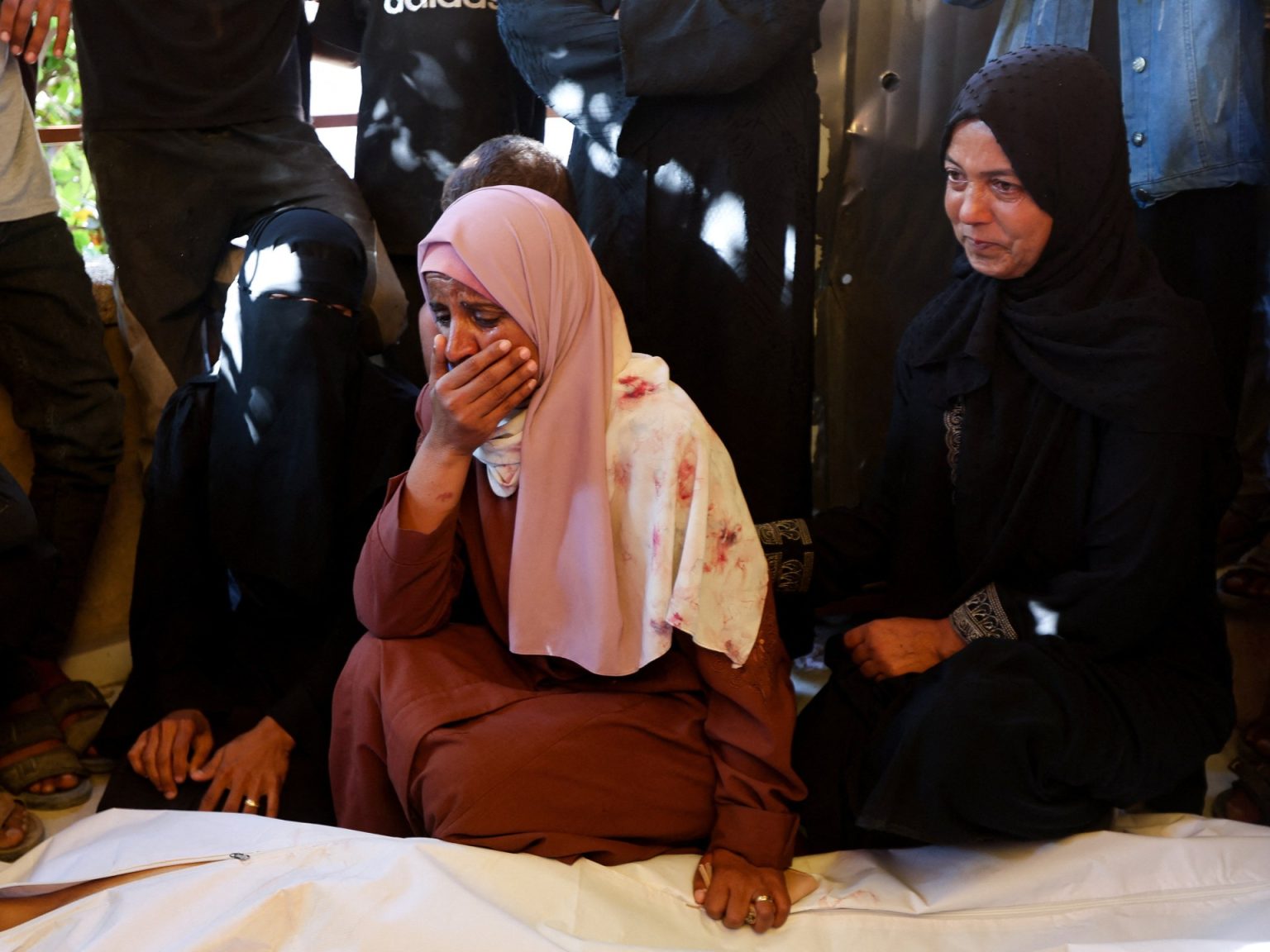 شهداء ومصابون باستهداف منازل ومنتظري المساعدات في غزة