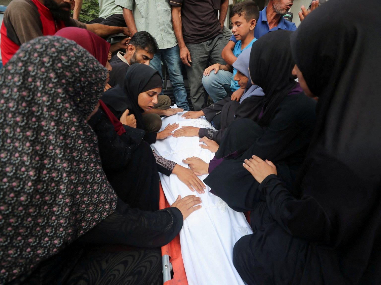 شهداء بنيران الاحتلال في غزة والقسام تقصف تجمعا لجنود إسرائيليين