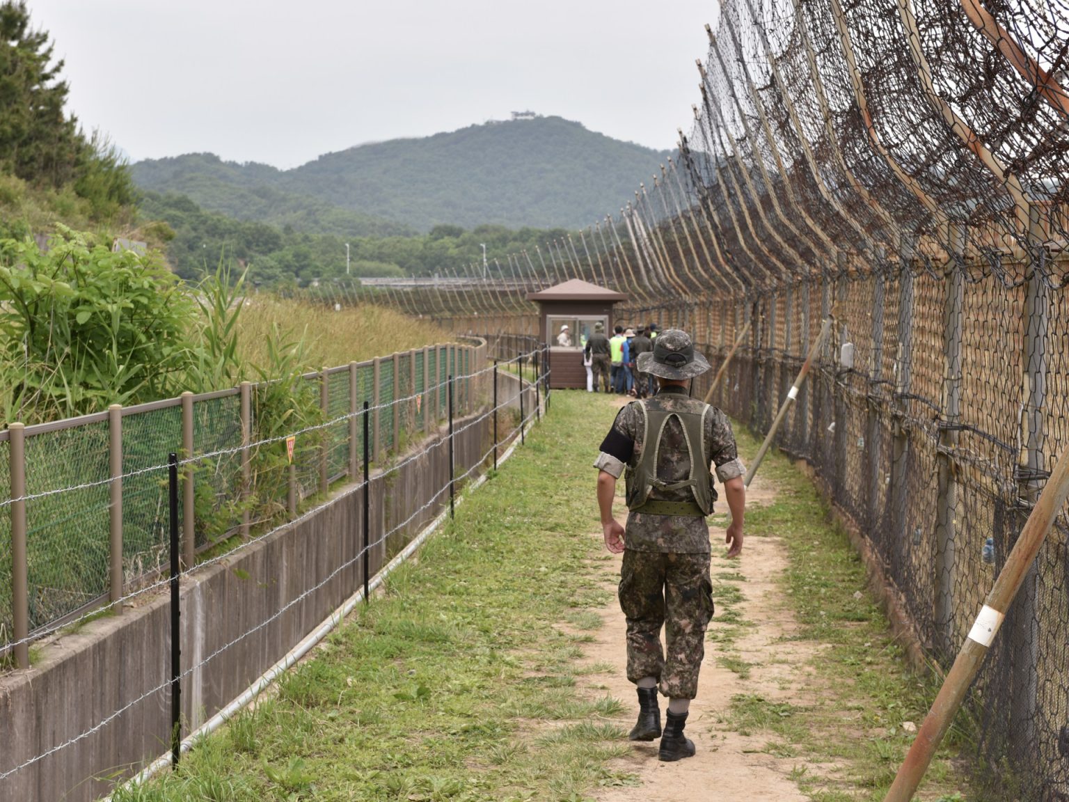 كوري شمالي يعبر الحدود المحصنة إلى الجنوب