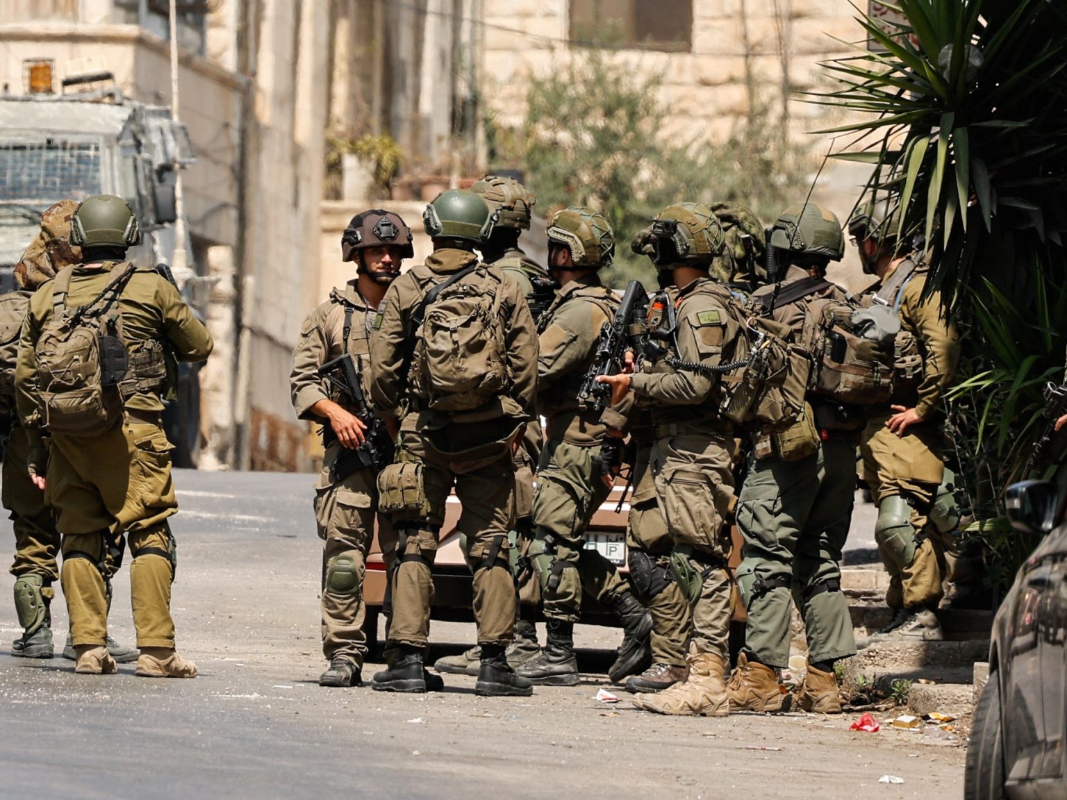 حملة اعتقالات واسعة واعتداءات جديدة للمستوطنين بالضفة