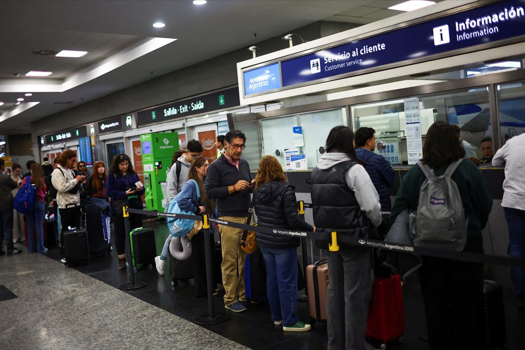 الأرجنتين ترحل عائلة فلسطينية بعد احتجازها 24 ساعة بالمطار