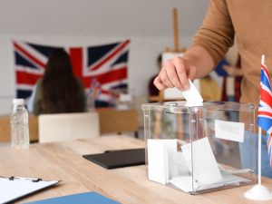 بريطانيا تتجه إلى خفض سن التصويت إلى 16 عاما