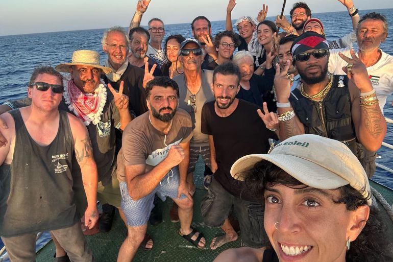 نشطاء في سفينة حنظلة