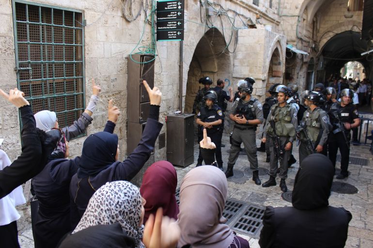 باب السلسلة، البلدة القديمة بالقدس المحتلة مجموعة من المرابطات تهتف بالتكبير أمام قوات الاحتلال منددين بالاقتحام الكبير للأقصى