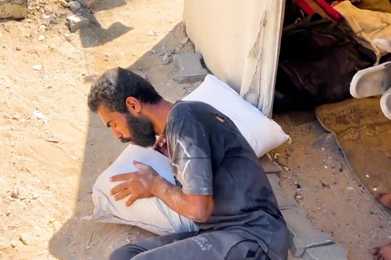 رحلة فارس من أجل الطحين.. أب في غزة يُقايض روحه برغيف خبز