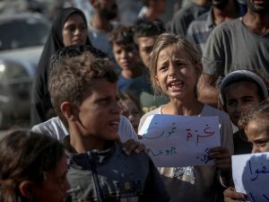 طبيب بريطاني: الماء والملح قوت أطفال غزة