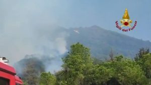 ينفجر نيران الهشيم الضخمة على جبل فيزوفيوس مع النيران المرئية من نابولي