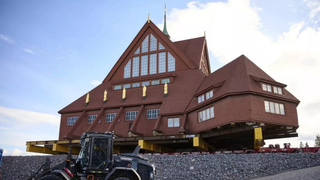 يظهر الفيديو الذي يتم نقل الكنيسة في السويد ، وليس النرويج