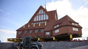 يظهر الفيديو الذي يتم نقل الكنيسة في السويد ، وليس النرويج