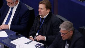 محاكمة مساعدي الألمانية السابقة توجه فضيحة جاسوس إلى دائرة الضوء