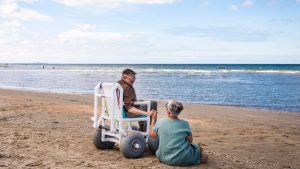 كيف يمكن أن تجعل الشواطئ أكثر سهولة للأشخاص الذين يعانون من انخفاض التنقل؟