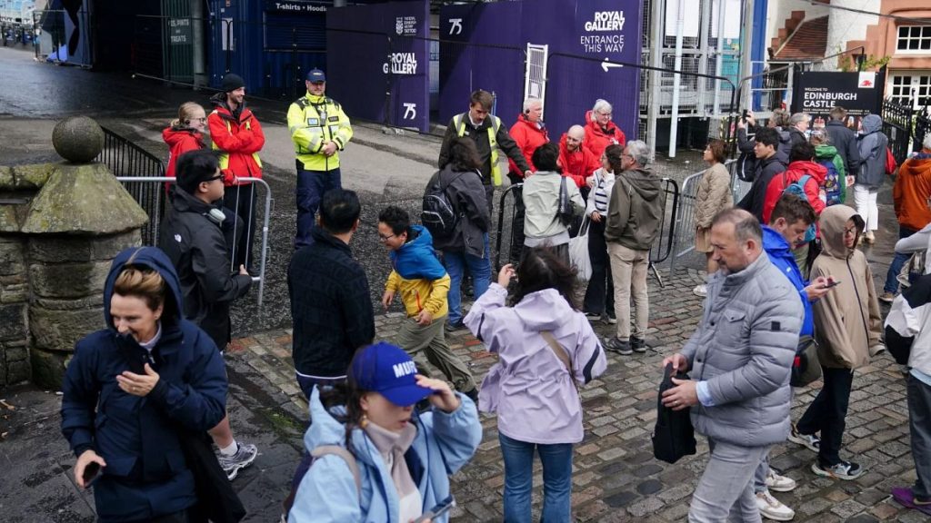 Amber Wind تحذير في مكانه مع Storm Floris يضرب اسكتلندا ، مما يؤدي إلى تعطيل أحداث عطلة البنوك