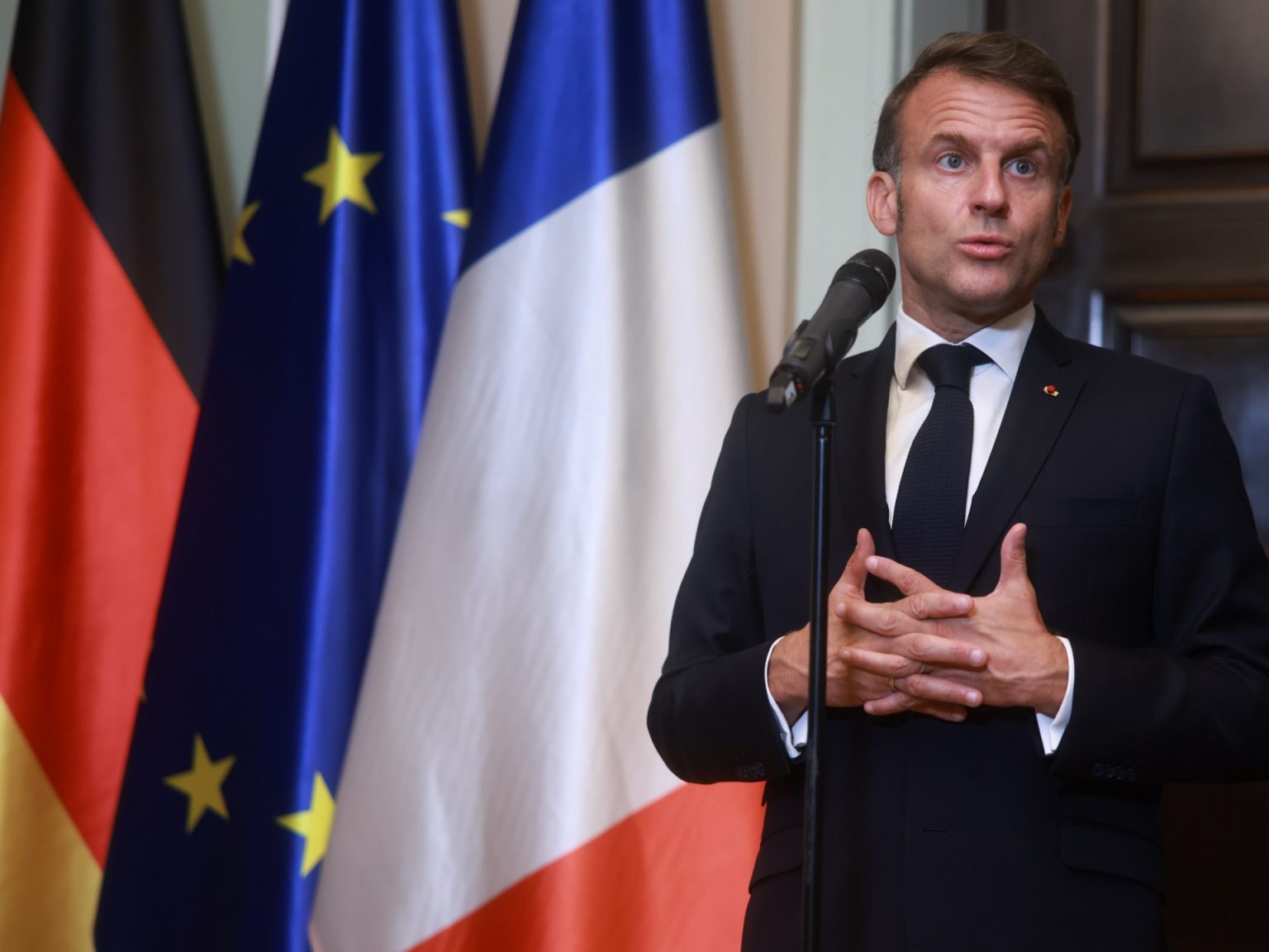 ماكرون يدعو إلى مزيد من “الحزم” مع الجزائر | أخبار