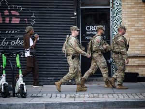 الحرس الوطني الأميركي ينتشر مسلحا في واشنطن تلبية لأوامر ترامب