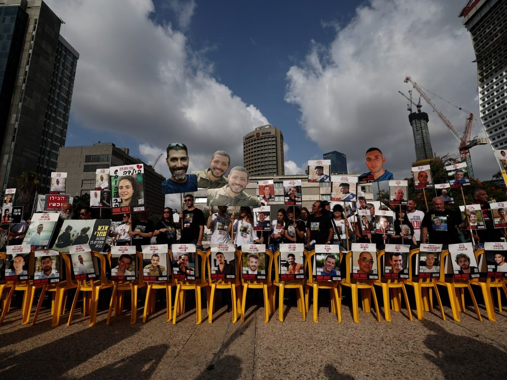 نصف الإسرائيليين يعتبرون حكومتهم غير مبالية بالشعب والأسرى