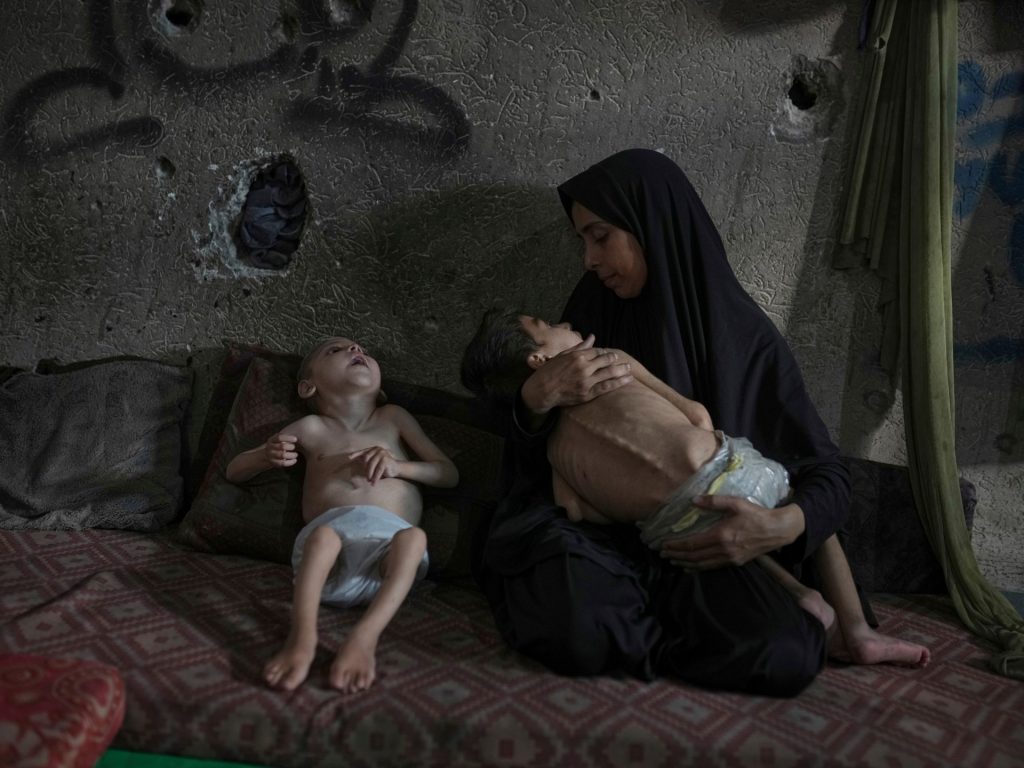 الحرب على غزة.. التجويع يحصد مزيدا من الشهداء وعائلات الأسرى تهاجم نتنياهو