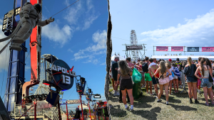 Apollo 13 Ride Traps FestavoGoers رأسًا على عقب في حدث Boardmasters