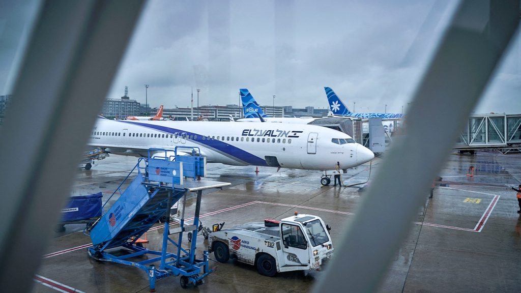 مراقب فرنسي معلق لصراخه “فلسطين الحرة” للطيارين الإسرائيليين