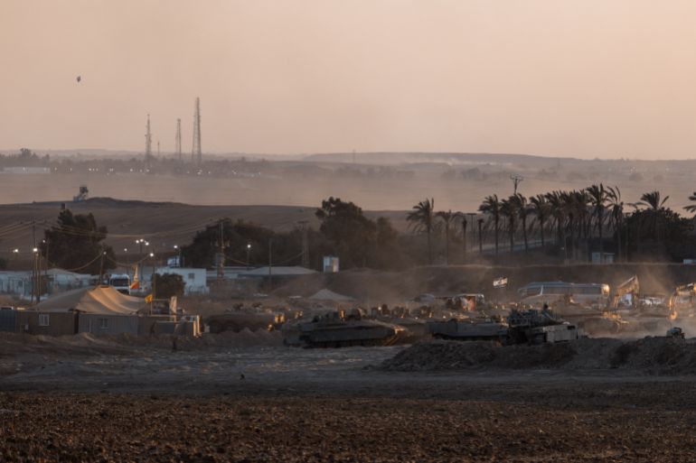 GAZA BORDER, ISRAEL - AUGUST 18: IDF soldiers prepare tanks on August 18, 2025 near the Gaza Strip's northern borders, Israel. On Monday it was reported that Hamas has agreed to the most recent ceasefire and hostage release proposal with Israel. Meanwhile, Israel has continued carrying out strikes in Gaza as part of Prime Minister Benjamin Netanyahu's plan to expand the IDF offensive to fully occupy the enclave. The move has been met with widespread condemnation by the international community, as well as hostage families, who say the operation will further endanger the 20 or hostages still believed to be held alive by Hamas in Gaza, as well as one million Palestinians in Gaza City, who are already facing displacement and an acute hunger crisis. (Photo by Elke Scholiers/Getty Images)