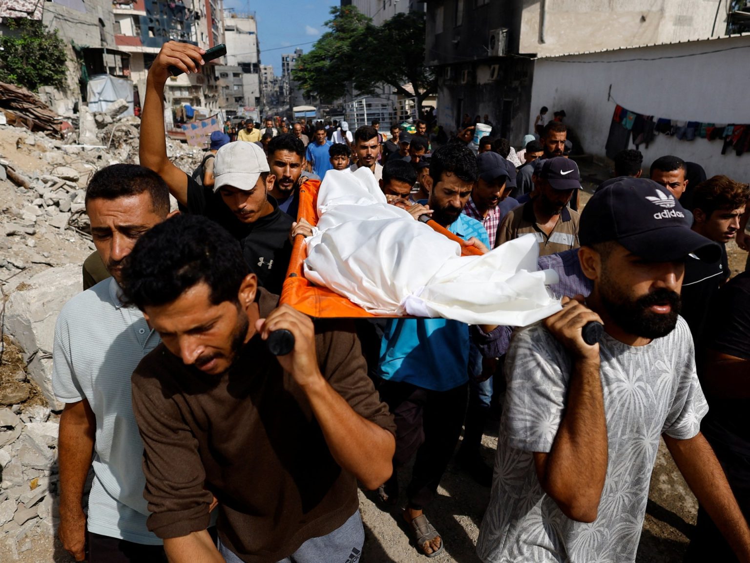 61 شهيدا باستهداف الاحتلال المجوّعين والنازحين بغزة