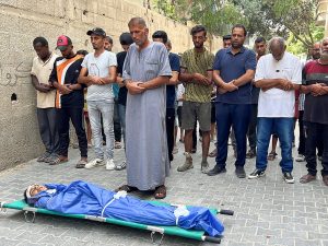 ناشطون: حتى المساعدات المتساقطة على غزة أصبحت قنابل قاتلة