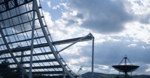 حدد العلماء أصل موجة راديو الفضاء الخارجية القوية بشكل غير عادي