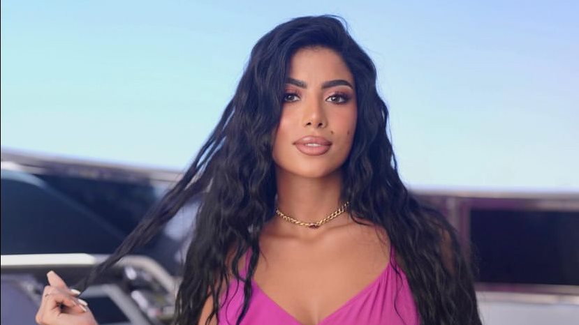 بفستان أحمر.. كارولين عزمي تخطف الأنظار بجمالها