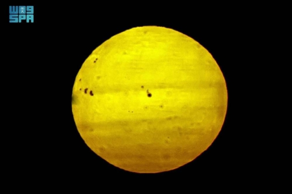 وقد لوحظت بقع الشمس العملاقة على سماء أرار