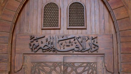 فتاوى تشغل الأذهان| حكم الصلاة مع إطفاء النور وتغميض العينين طلبًا للخشوع.. وما حكم الشماتة في الظالم والفرح بما يصيبه؟