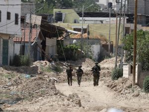 كاتس يوجه ببقاء القوات الإسرائيلية داخل مخيمات الضفة