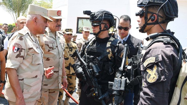 وزير الدفاع يلتقي بمقاتلي القوات الخاصة من المظلات والصاعقة