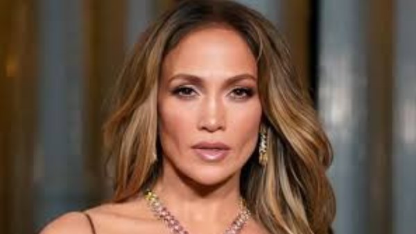 رد فعل صادم من جينفر لوبيز مع صرصار خلال غنائها في حفلها الأخير 