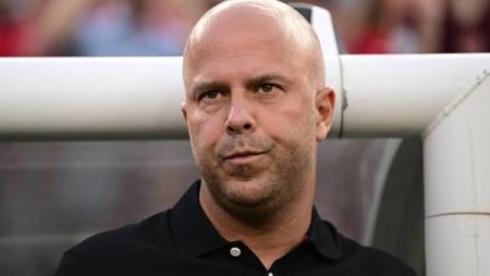 مستقبل آرني سلوت على المحك بعد اقتراب ألونسو من ليفربول