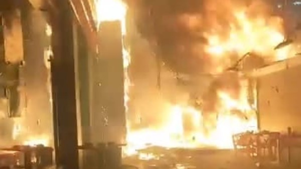 إصابة شخصين بسبب حريق محل شهير أمام مترو شبرا الخيمة