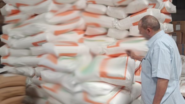 ضبط 10 أطنان مواد غذائية مجهولة المصدر بقرية الزوامل ببلبيس