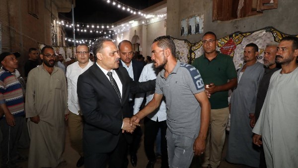 محافظ الشرقية يُؤدي واجب العزاء في وفاة عامل نظافة توفي خلال عمله
