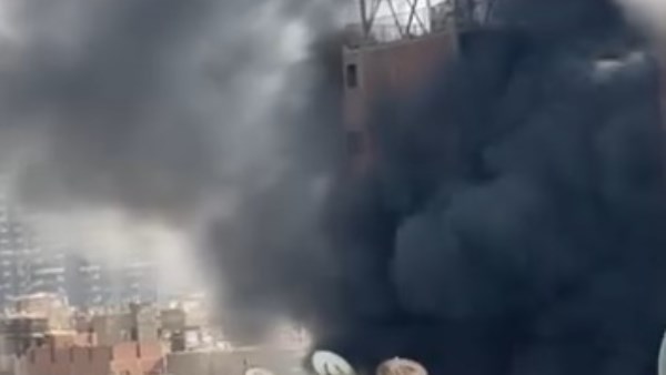 ارتفاع ألسنة اللهب من مخزن وسط عقارين مأهولين بالسكان في بولاق أبو العلا