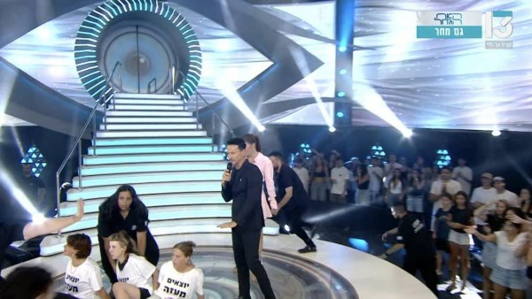 احتجاجًا على حرب غزة.. متظاهرون يقتحمون منصة أشهر برنامج ترفيهي «إسرائيلي» | شاهد