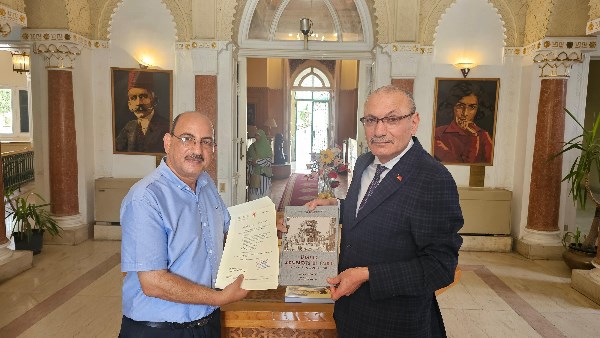 السفير التركي مع مدير مكتبة القاهرة الكبرى 