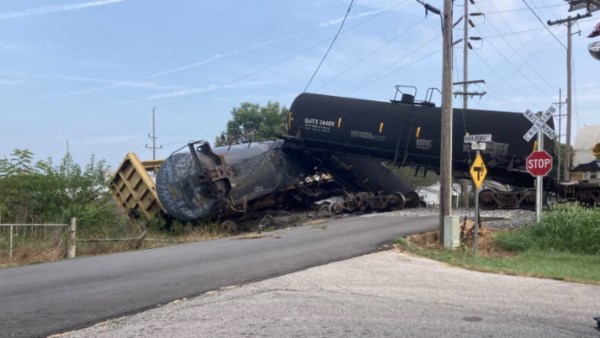 يحمل «مواد خطرة».. قطار يخرج عن مساره في ولاية تكساس الأمريكية