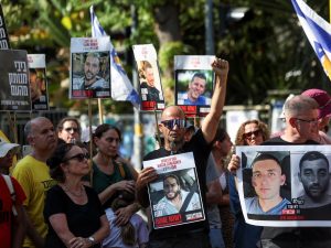 عائلات الأسرى الإسرائيليين تحاصر منازل وزراء وتطلق أسبوع التصعيد