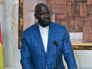 يقوم الحكام العسكريون في غينيا بتعليق ثلاثة أحزاب معارضة قبل الاستفتاء