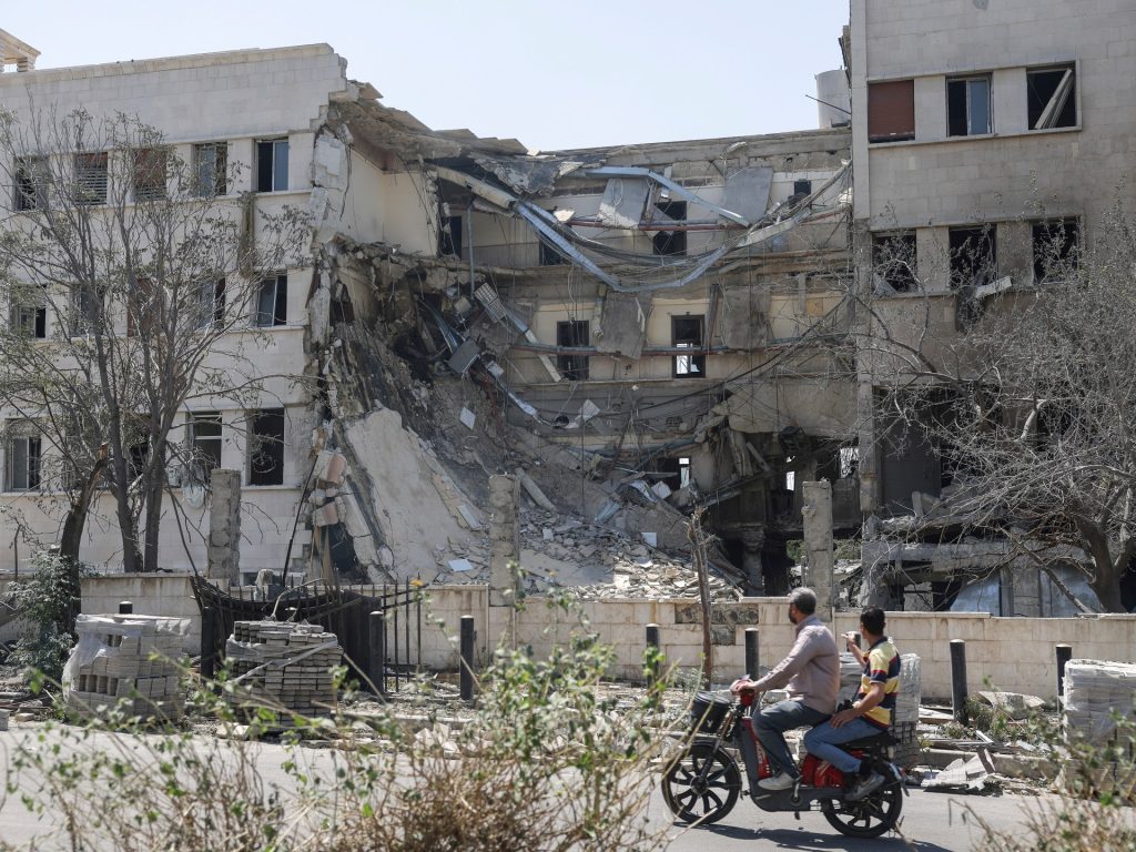 إسرائيل تكثف طلعاتها الجوية جنوب سوريا وتتوغل بالقنيطرة